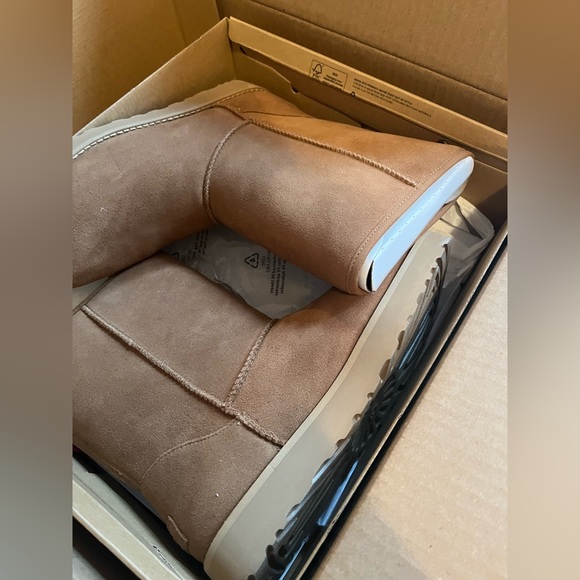 UGG Classic Short Logo Zip Boot - Picture 7 of 7